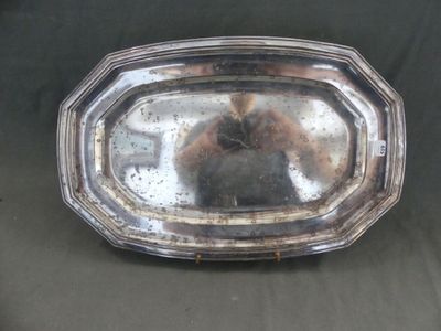 un plateau en argent posé sur une table, sur lequel se trouve un ours