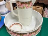 une tasse et une soucoupe posées sur une table verte