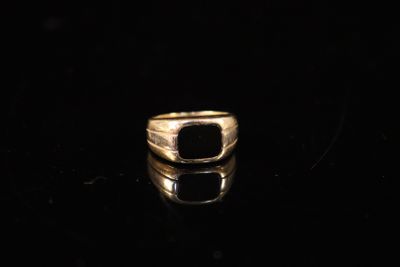Bague en or jaune 18K (750) sertie d'une onyx.
