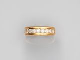 une bague en or jaune 18 carats sertie de diamants