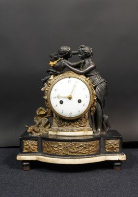 une horloge posée sur une table