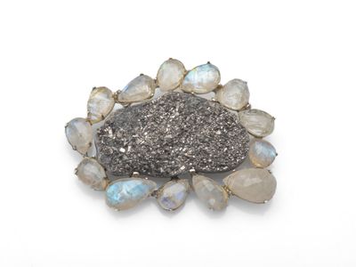 Broche en labradorite et en grappe de labradorite sur fond blanc