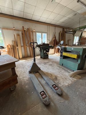 une photo d'un atelier où l'on voit beaucoup de bois