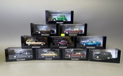 de nombreuses maquettes de voitures différentes dans une vitrine