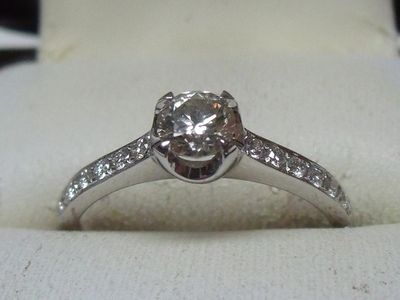 Bague solitaire en or blanc 18K, sertie d’un diamant de tail…