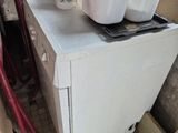 une photo d'un petit réfrigérateur dans une pièce sale