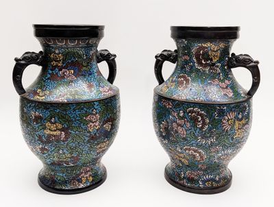 PAIRE DE VASES en bronze de forme balustre, à décor d'émaux …