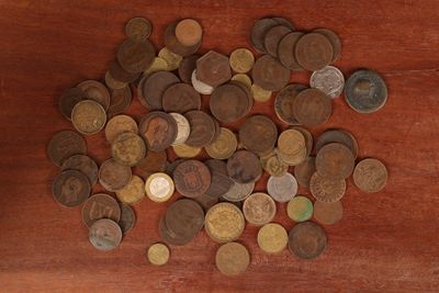 un tas de vieilles pièces de monnaie posées sur une table en bois
