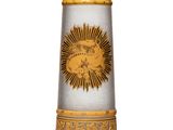 un vase en verre orné d'un motif doré