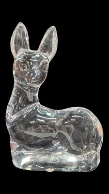 figurine en cristal représentant un cerf sur fond noir