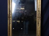 un miroir posé par terre devant un mur bleu
