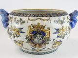 un vase bleu et blanc avec l'image d'un homme dessus