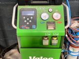 une machine verte située à côté d'une machine bleue