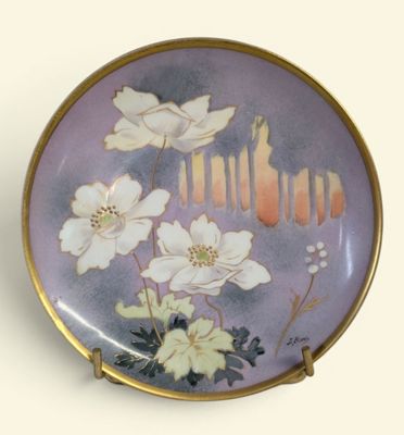 une photo d'une assiette décorative ornée de fleurs