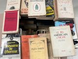 plusieurs livres empilés sur une table