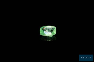un losange vert sur fond noir