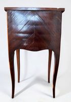 Table de chevet en bois de placage ouvrant par trois tiroirs (photo 4)