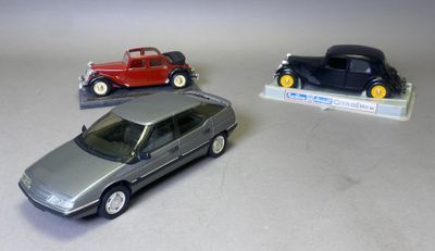 trois voitures jouets qui sont assises l'une à côté de l'autre