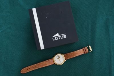 un gros plan d'une montre et d'un livre posés sur une table