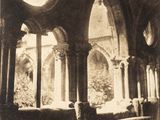 une photo en noir et blanc d'un vieux bâtiment à colonnes