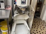 un appareil qui se trouve dans un coin de la cuisine