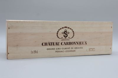 La caisse en bois contient une bouteille de Château Carbonne.