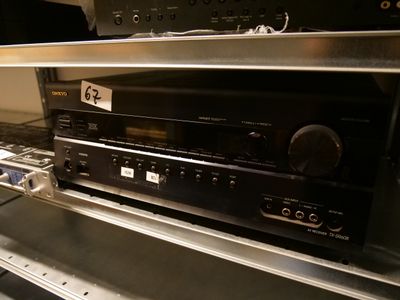 un rack de matériel électronique posé sur une étagère