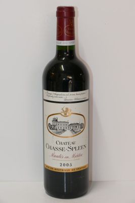 une bouteille de vin posée sur une table