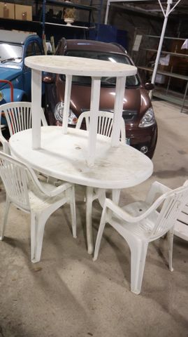 Lot de deux tables et 4 chaises en plastique blanc d’extérieur
