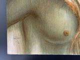 une peinture représentant le sein d'une femme sur un morceau de bois