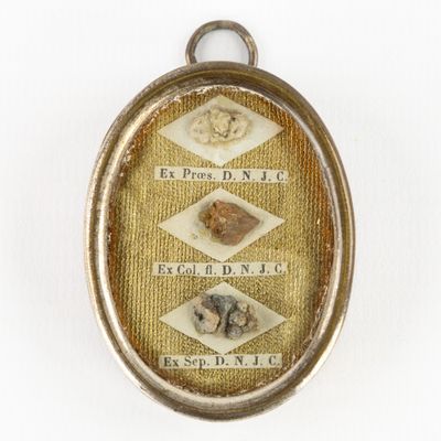 a picture of a pendant with a picture of a man and a woman