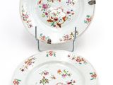 deux assiettes à motifs floraux sur une surface blanche