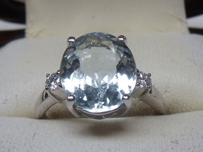 Bague en or blanc 18K, sertie d’une aigue-marine ovale de 3,…