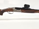 un gros plan d'un fusil posé sur un support transparent, sur une surface blanche