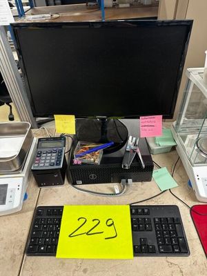 un bureau d'ordinateur sur lequel se trouvent un clavier, une souris et un écran