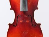 un vieux violon posé sur une surface blanche