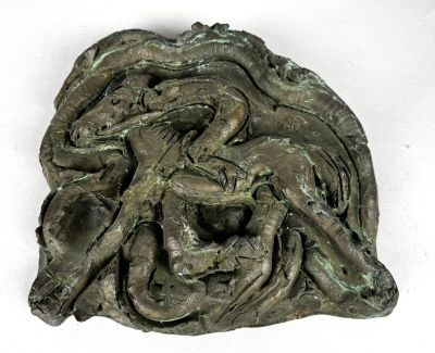 une sculpture en bronze représentant une femme et un cheval