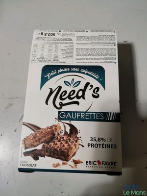 une boîte de gaufrettes « Need » posée sur une table