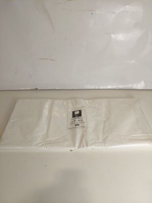 une boîte blanche sur laquelle est posé un sac en plastique