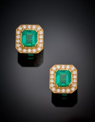 une paire de boucles d'oreilles en émeraude et diamant