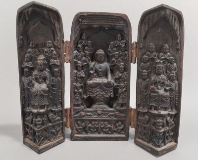 une statue représentant une personne assise sur un trône