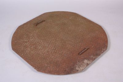 un morceau de pain posé sur une table