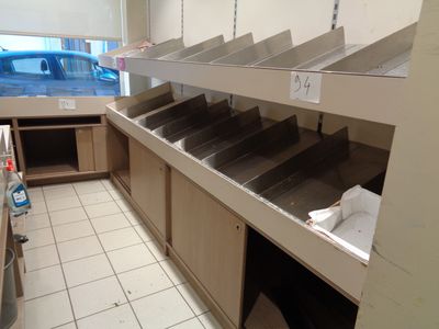 Lot comprenant deux bancs fruits et légumes stratifié blanc,…