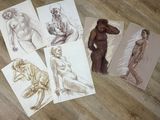 six cartes représentant des nus posant sur une table, dont l'une est tirée