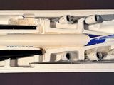 une maquette d'avion dans une boîte en plastique