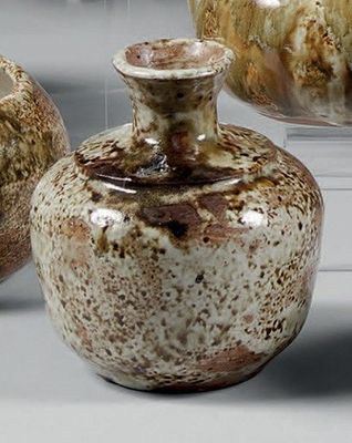 trois vases posés l'un à côté de l'autre sur une table