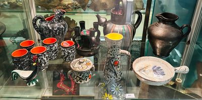 de nombreux vases et bols exposés dans une vitrine