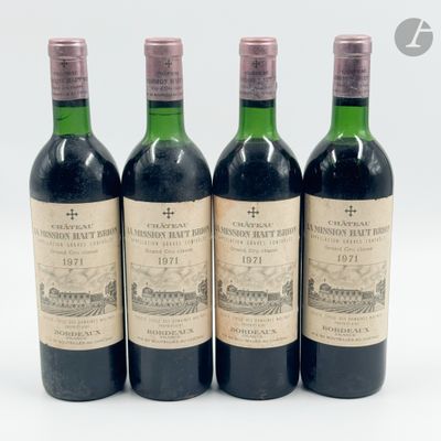 trois bouteilles de vin sont alignées sur une surface blanche