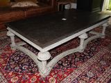 une table basse posée sur un tapis dans un salon