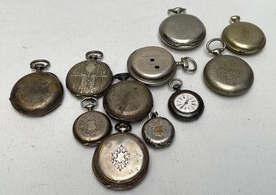 de nombreux types de montres de poche sur la table